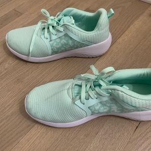 Avia athletic tennis shoes size blue leopard